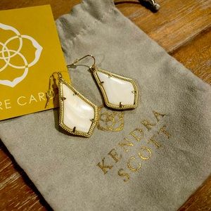 Like new Kendra Scott earrings.